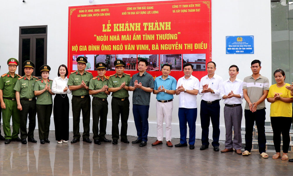 Bàn giao nhà mới cho hộ nghèo xã Thanh Luận